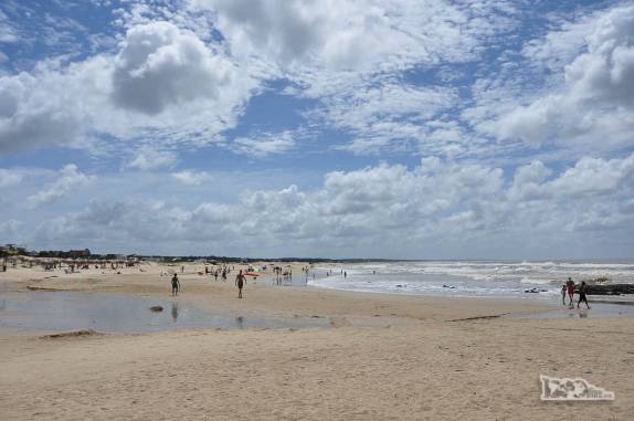 Trecho movimentado da praia de La Pedrera, no litoral do Uruguai